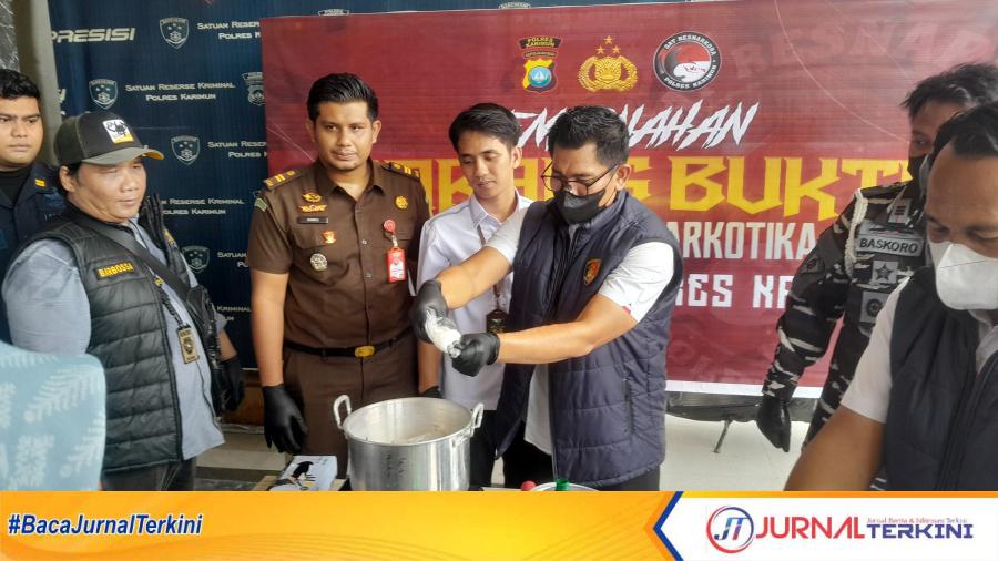 Satuan Reserse Narkoba (Satresnarkoba) Polres Karimun memusnahkan barang bukti narkoba dari 4 kasus di Mapolres Karimun, Senin (1/9/2026). (JurnalTerkini.id/rusdi)