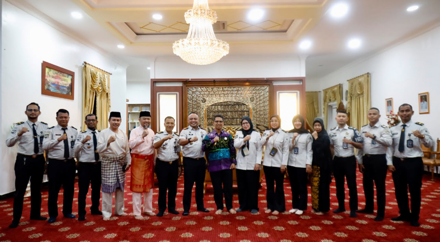 Bupati Karimun Iskandarsyah menerima audiensi jajaran Kantor Wilayah Kementerian Hukum dan HAM Kepulauan Riau serta Bapas Batam di Rumah Dinas Bupati Karimun, Selasa (22/9/). (Foto: Diskominfostaper Karimun)