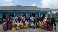 PT Timah Tbk menyerahkan bantuan guna mendukung perbaikan sarana dan prasarana Taman Pendidikan Al-Qur'an (TPQ) serta Madrasah Diniyah Awaliyah (MDA) Masjid Al Inayah di Desa Gemuruh, Kecamatan Kundur Barat, Kabupaten Karimun, Kepulauan Riau. (Timah)
