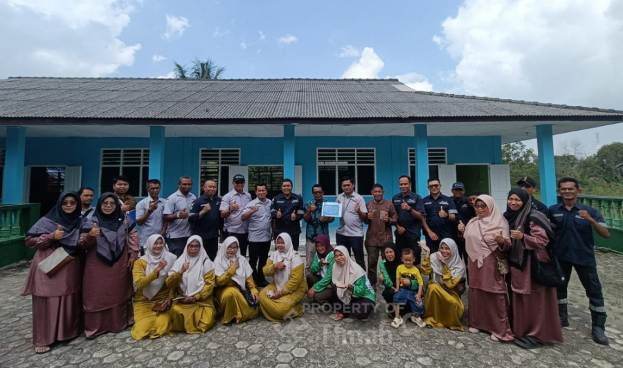 PT Timah Tbk menyerahkan bantuan guna mendukung perbaikan sarana dan prasarana Taman Pendidikan Al-Qur'an (TPQ) serta Madrasah Diniyah Awaliyah (MDA) Masjid Al Inayah di Desa Gemuruh, Kecamatan Kundur Barat, Kabupaten Karimun, Kepulauan Riau. (Timah)
