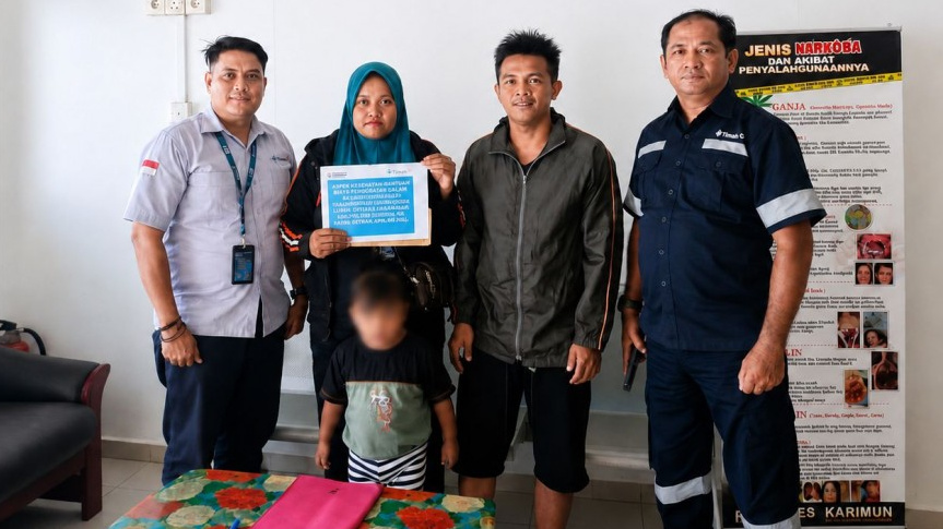 PT Timah menyalurkan bantuan kepada Dahliana, warga Tanjung Sari, Desa Lubuk, Kecamatan Kundur, Kabupaten Karimun untuk biaya berobat anaknya ke Jakarta. (timah)