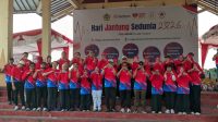 Bupati Karimun Iskandarsyah berpose bersama peserta senam sehat memperingati Hari Jantung Sedunia di Coastal Area, Tanjung Balai Karimun, Minggu (20/9/2026). (Foto: Diskominfostaper Karimun)