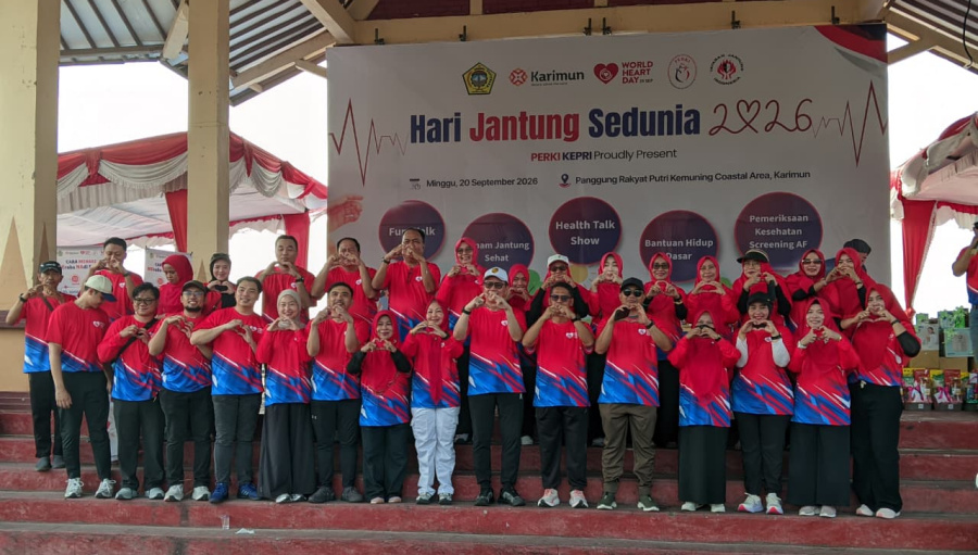 Bupati Karimun Iskandarsyah berpose bersama peserta senam sehat memperingati Hari Jantung Sedunia di Coastal Area, Tanjung Balai Karimun, Minggu (20/9/2026). (Foto: Diskominfostaper Karimun)
