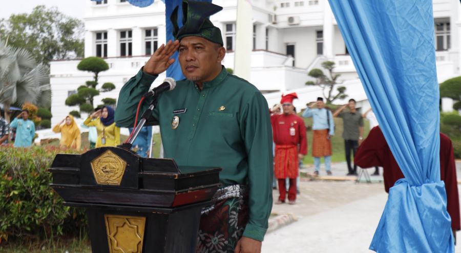 Wakil Bupati Karimun Rocky Marciano Bawole jadi pembina upacara peringatan Hari Jadi ke-24 Provinsi Kepulauan Riau di Halaman Kantor Bupati Karimun, Kamis (24/9/2026). (Foto: Diskominfostaper Karimun)