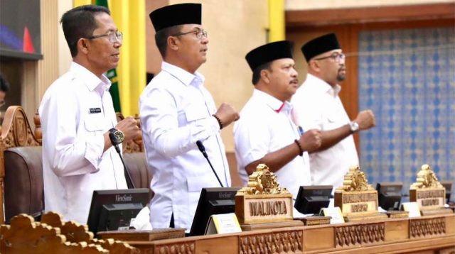 Wali Kota Batam Amsakar Achmad (kiri) menghadiri rapat paripurna DPRD Batam, Rabu (2/9/2026). (batam.go.id)
