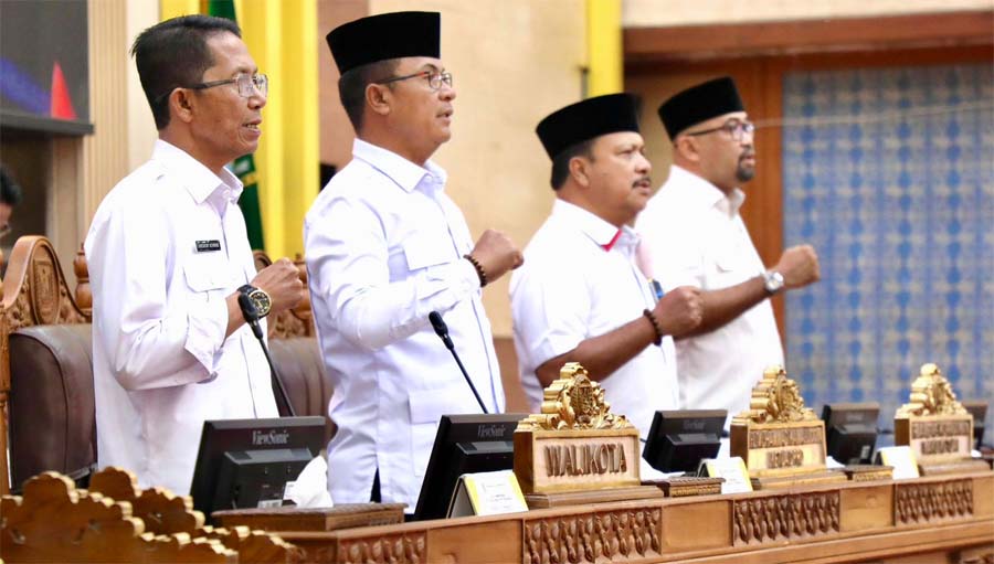 Wali Kota Batam Amsakar Achmad (kiri) menghadiri rapat paripurna DPRD Batam, Rabu (2/9/2026). (batam.go.id)
