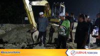 Ket Foto: Bupati Inhil H Herman saat meninjau langsung pembangunan ruas jalan Kotabaru - Sanglar