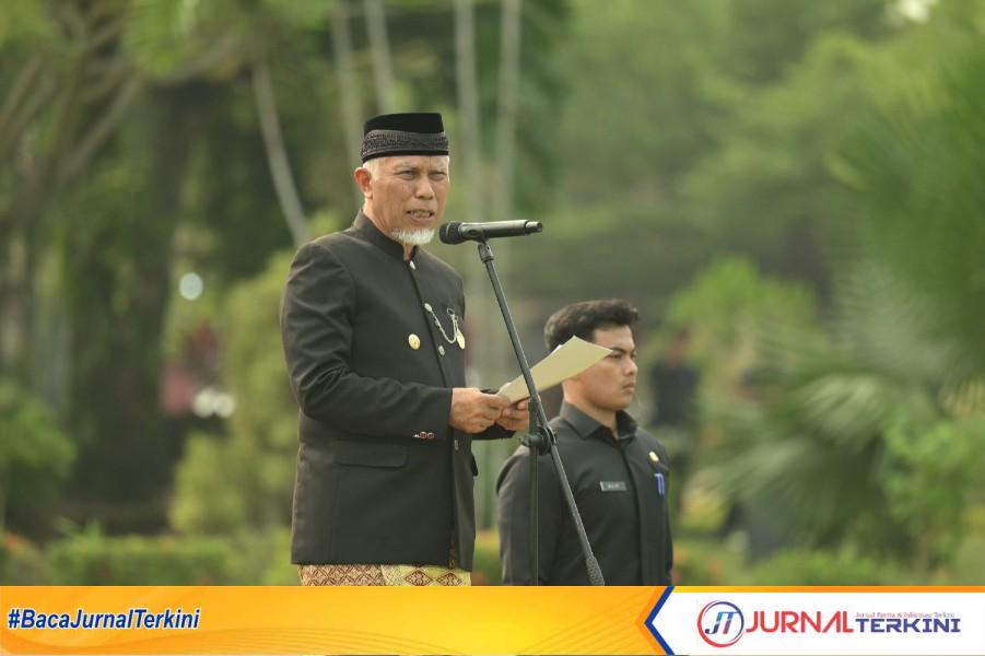 Gubernur Sumbar, Mahyeldi Ansharullah saat memimpin upacara Hari Kesaktian Pancasila sekaligus Hari Jadi Provinsi Sumbar ke-81. (Foto: Adpim Sumbar)