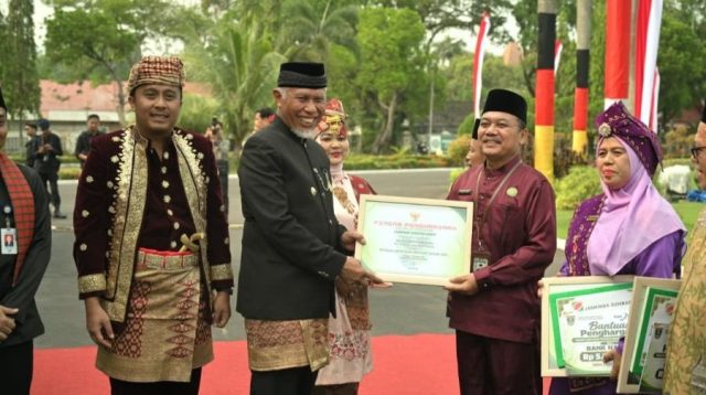 Gubernur Sumbar, Mahyeldi Ansharullah, didampingi Wagub Sumbar, Vasko Ruseimy saat upacara Hari Kesaktian Pancasila sekaligus Hari Jadi Provinsi Sumbar ke-81. (Foto: Adpim Sumbar)