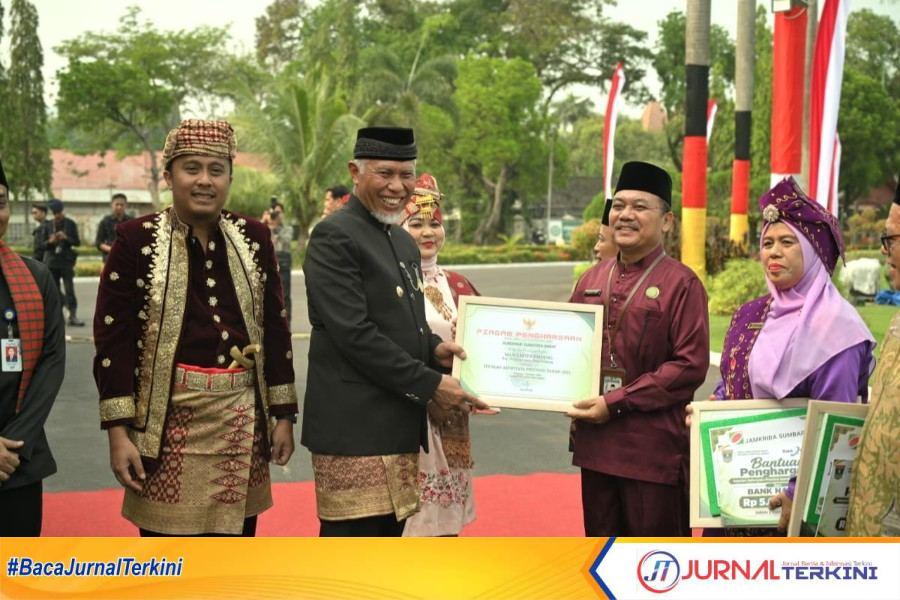 Gubernur Sumbar, Mahyeldi Ansharullah, didampingi Wagub Sumbar, Vasko Ruseimy saat upacara Hari Kesaktian Pancasila sekaligus Hari Jadi Provinsi Sumbar ke-81. (Foto: Adpim Sumbar)