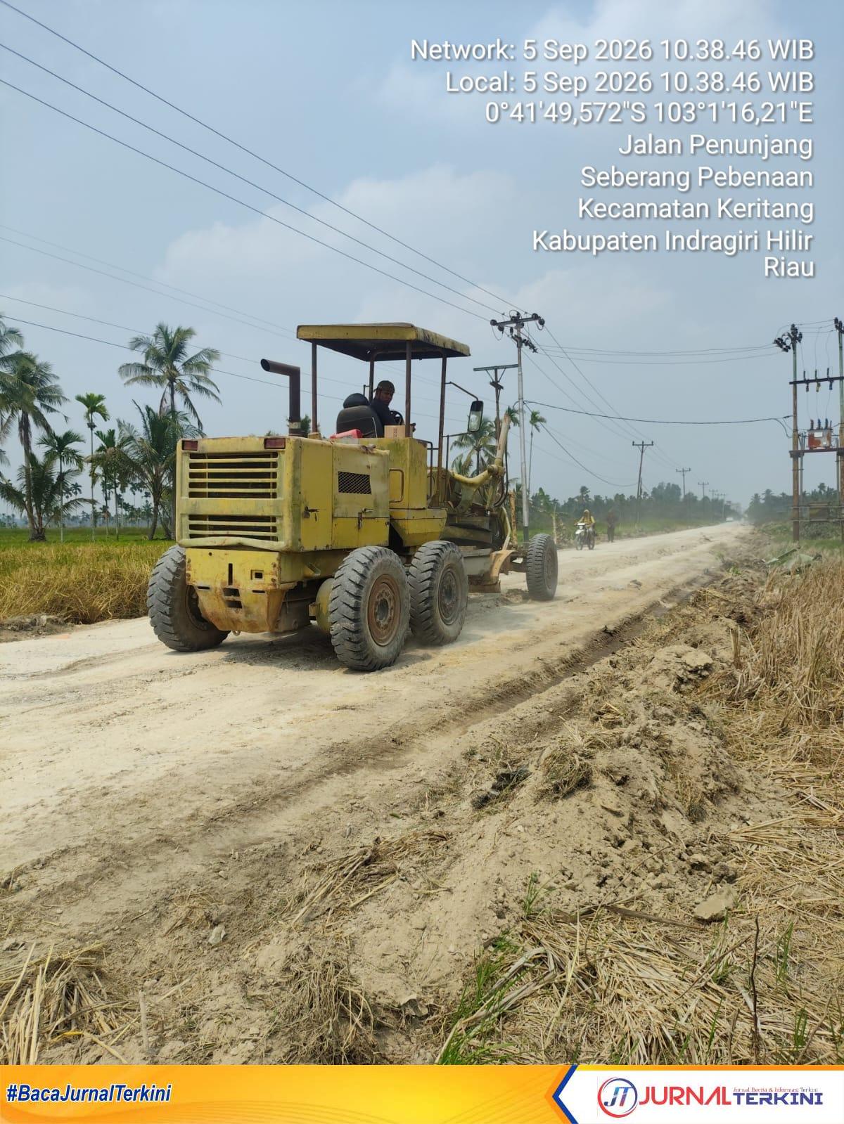 Ket Foto: alat berat proyek mulai percepatan pekerjaan Rekonstruksi Jalan Ruas Sanglar