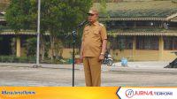 IMG-20261001-WA0046 Ket Foto: Bupati Inhil H Herman saat memimpin apel rutin Senin pagi.