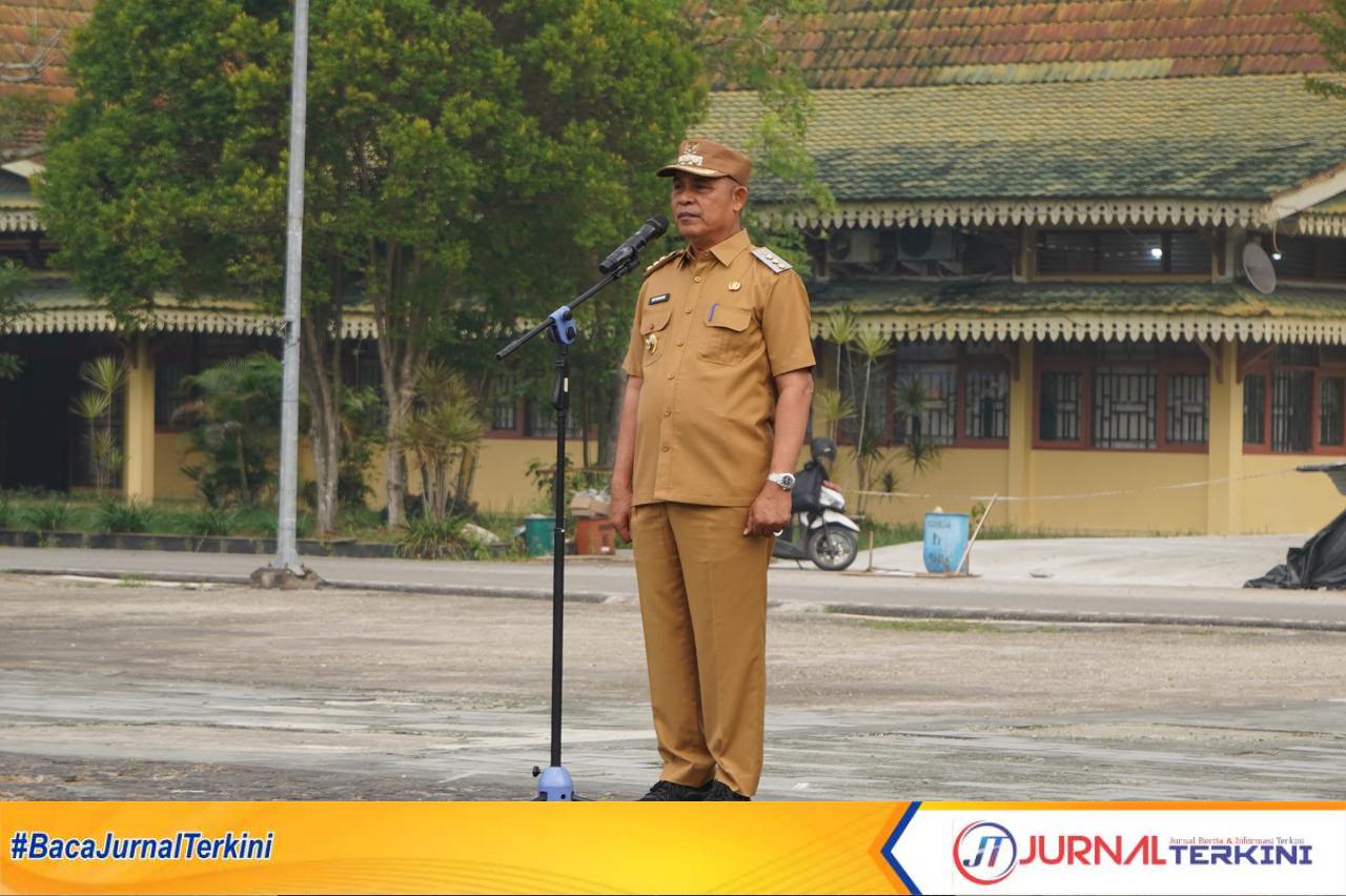 Ket Foto: Bupati Inhil H Herman saat memimpin apel rutin Senin pagi.