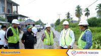 IMG-20261001-WA0054 Ket Foto: Bupati Inhil H Herman saat memantau langsung kondisi pekerjaan Jalan Suhada II,