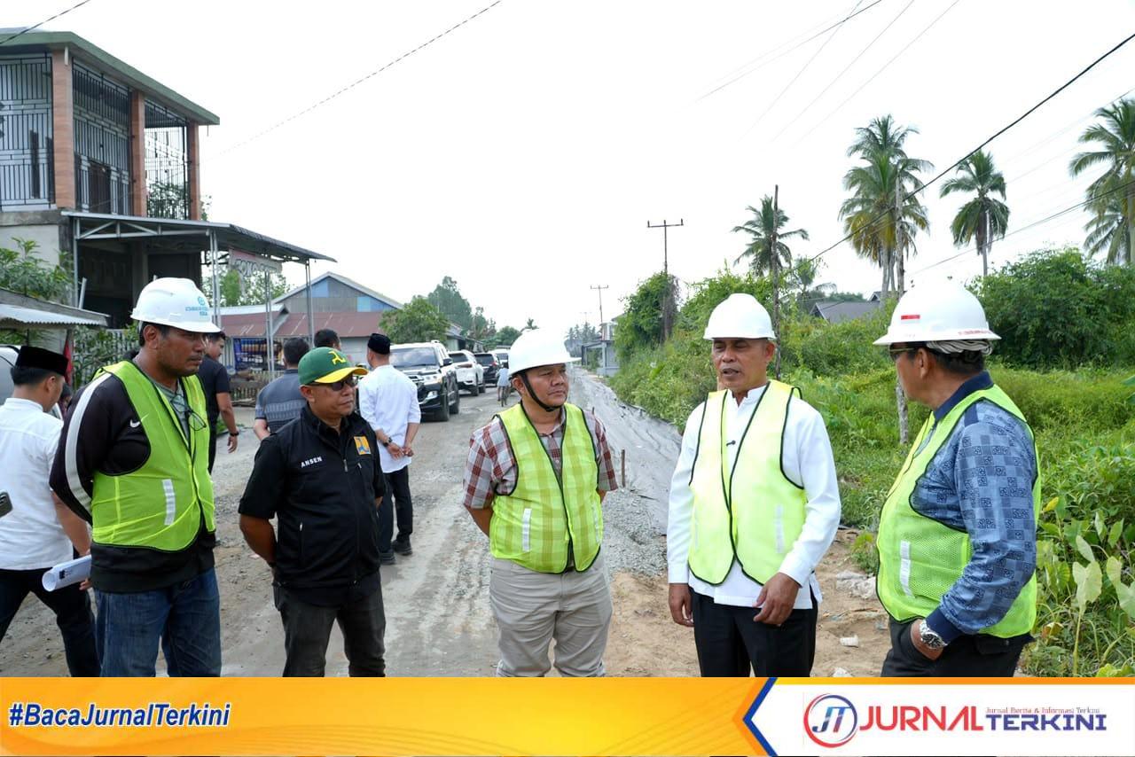 Ket Foto: Bupati Inhil H Herman saat memantau langsung kondisi pekerjaan Jalan Suhada II,