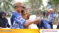 Ket Foto: Bupati Inhil H Herman saat melepas 70 kontingen asal Inhil di Porseni PGRI tingkat Provinsi Riau di siak