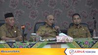 IMG-20261001-WA0085 Ket Foto: Bupati Inhil H Herman saat rapat koordinasi virtual bersama jajaran Pemkab Inhil dan para camat dorong warga dan ASN jadi agen perlinsos