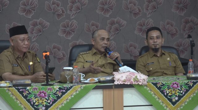 Ket Foto: Bupati Inhil H Herman saat rapat koordinasi virtual bersama jajaran Pemkab Inhil dan para camat dorong warga dan ASN jadi agen perlinsos