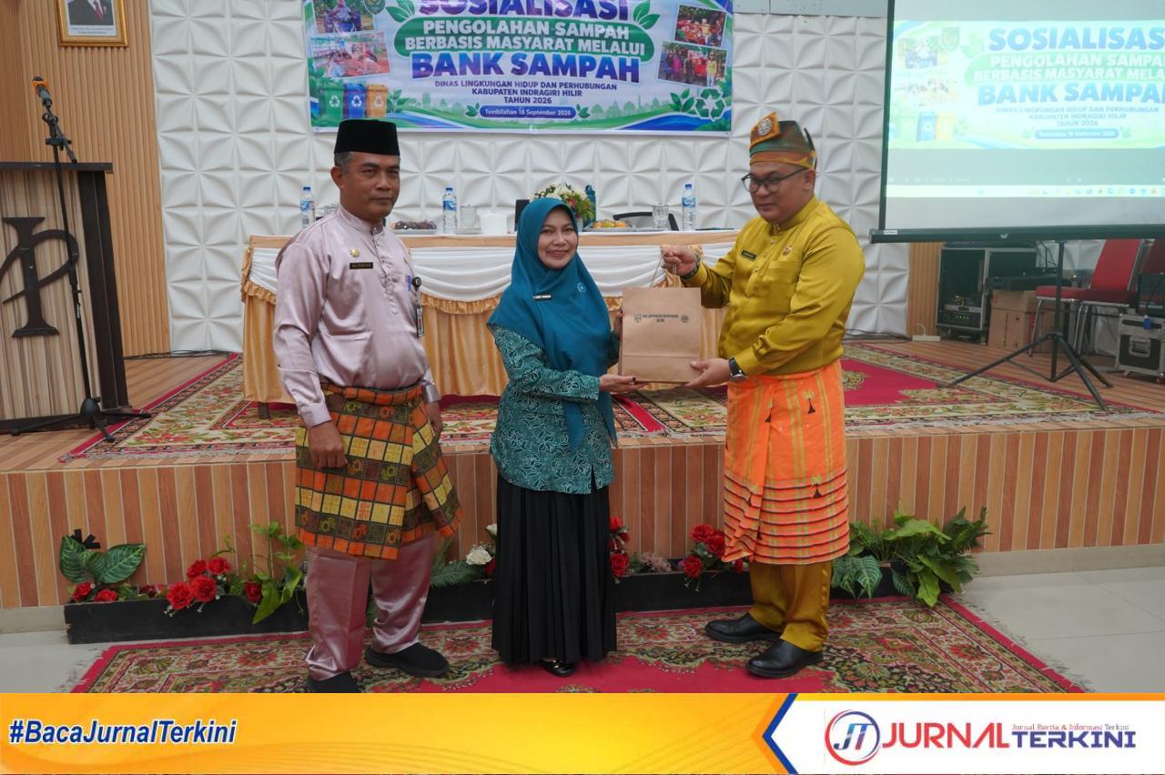 Setda Inhil Dwi Budianto saat membuka sosialisasi Pengelolaan Sampah Berbasis Masyarakat