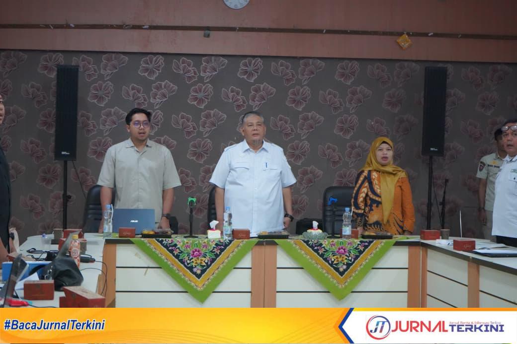 Ket Foto: mewakili Bupati Inhil oleh Plt. Asisten I Setda Inhil, Drs. H. Afrizal, MP. Forum ini membuka (FGD) bertema “Kajian Pengembangan Industri Kelapa Nasional”