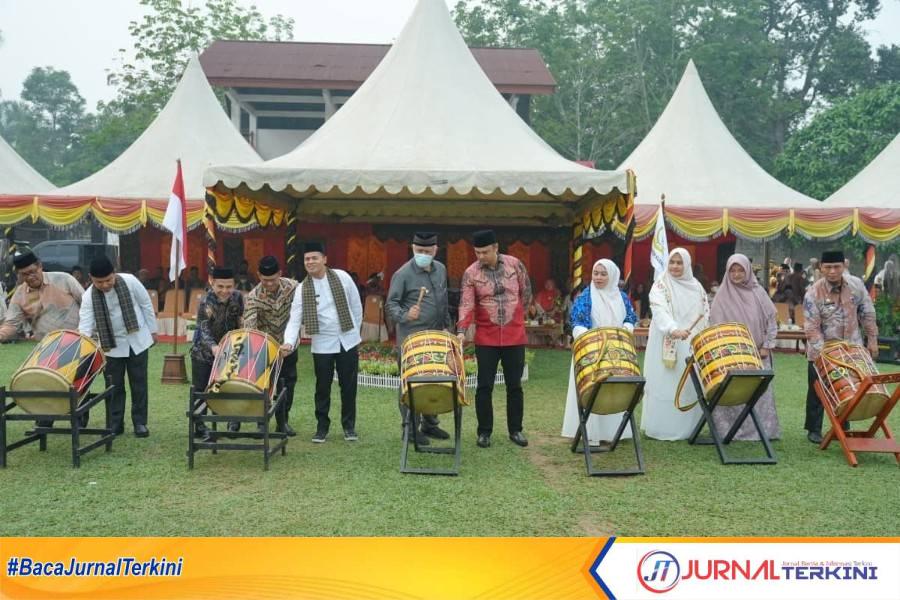 Gubernur Sumbar, Mahyeldi Ansharullah saat pembukaan MTQ di Sijunjung (Dok. Adpim Sumbar)