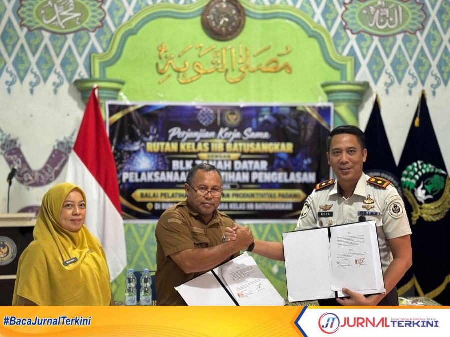 Rutan Batusangkar saat penandatangan dengan BLK Batusangkar (Dok. Rutan Batusangkar)