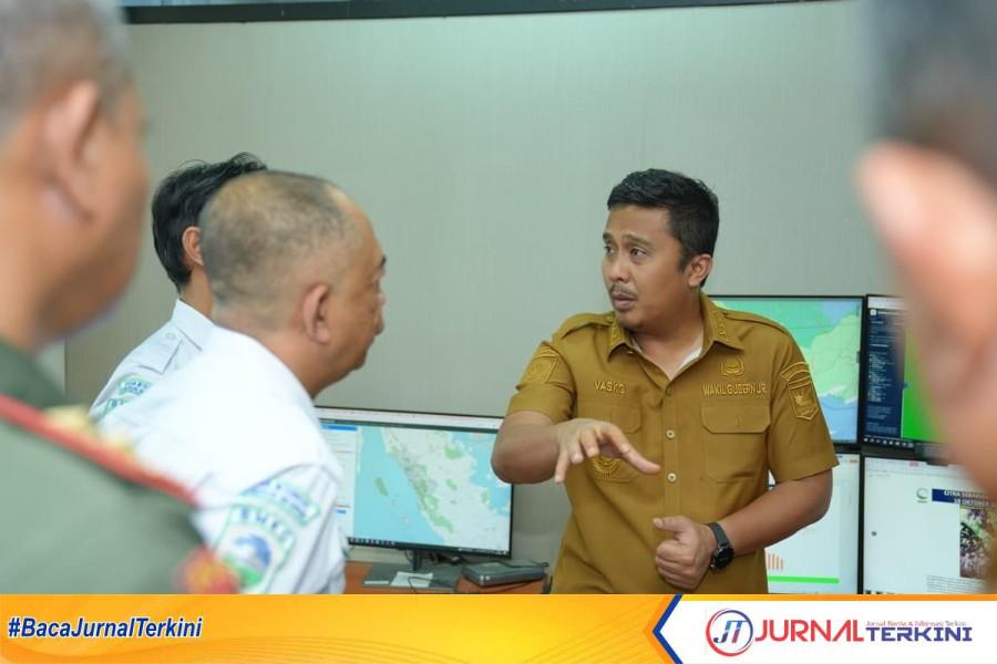 Wagub Sumbar Vasko Ruseimy saat melakukan kunjungan kerja ke Stasiun Meteorologi Minangkabau Padang Pariaman (Dok. Adpim Sumbar)