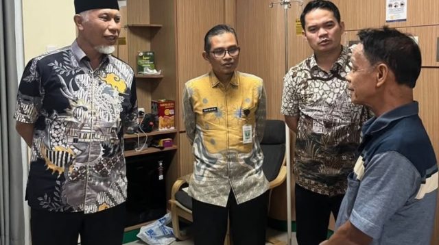 Gubernur Sumbar, Mahyeldi Jenguk Ketua MUI Sumbar Korban Kebakaran KMP Batumandi (Dok. Adpim Sumbar)