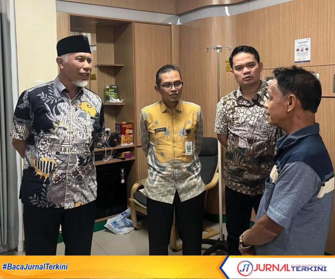 Gubernur Sumbar, Mahyeldi Jenguk Ketua MUI Sumbar Korban Kebakaran KMP Batumandi (Dok. Adpim Sumbar)