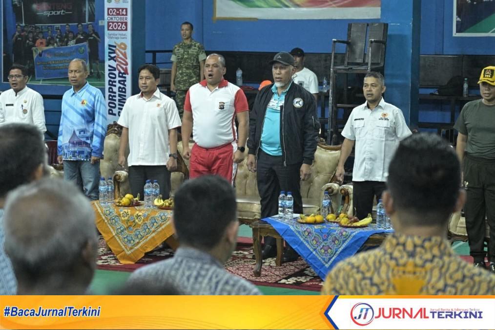 Gubernur Sumbar, Mahyeldi Ansharullah saat membuka Kejurprov PBSI Sumbar 2026 (Dok. Adpim Sumbar)