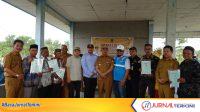 Ket Foto: Bupati Inhil H Herman saat berfoto bersama dengan masyarakat yang menerima SHM Warga Transmigran,