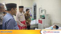 Ket Foto: bupati Inhil H Herman setelah meresmikan Cathlab mengunjungi salah satu pasien