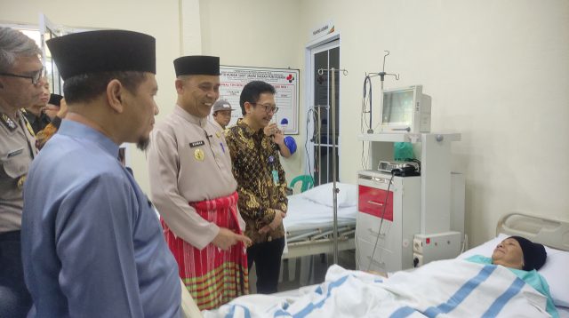Ket Foto: bupati Inhil H Herman setelah meresmikan Cathlab mengunjungi salah satu pasien