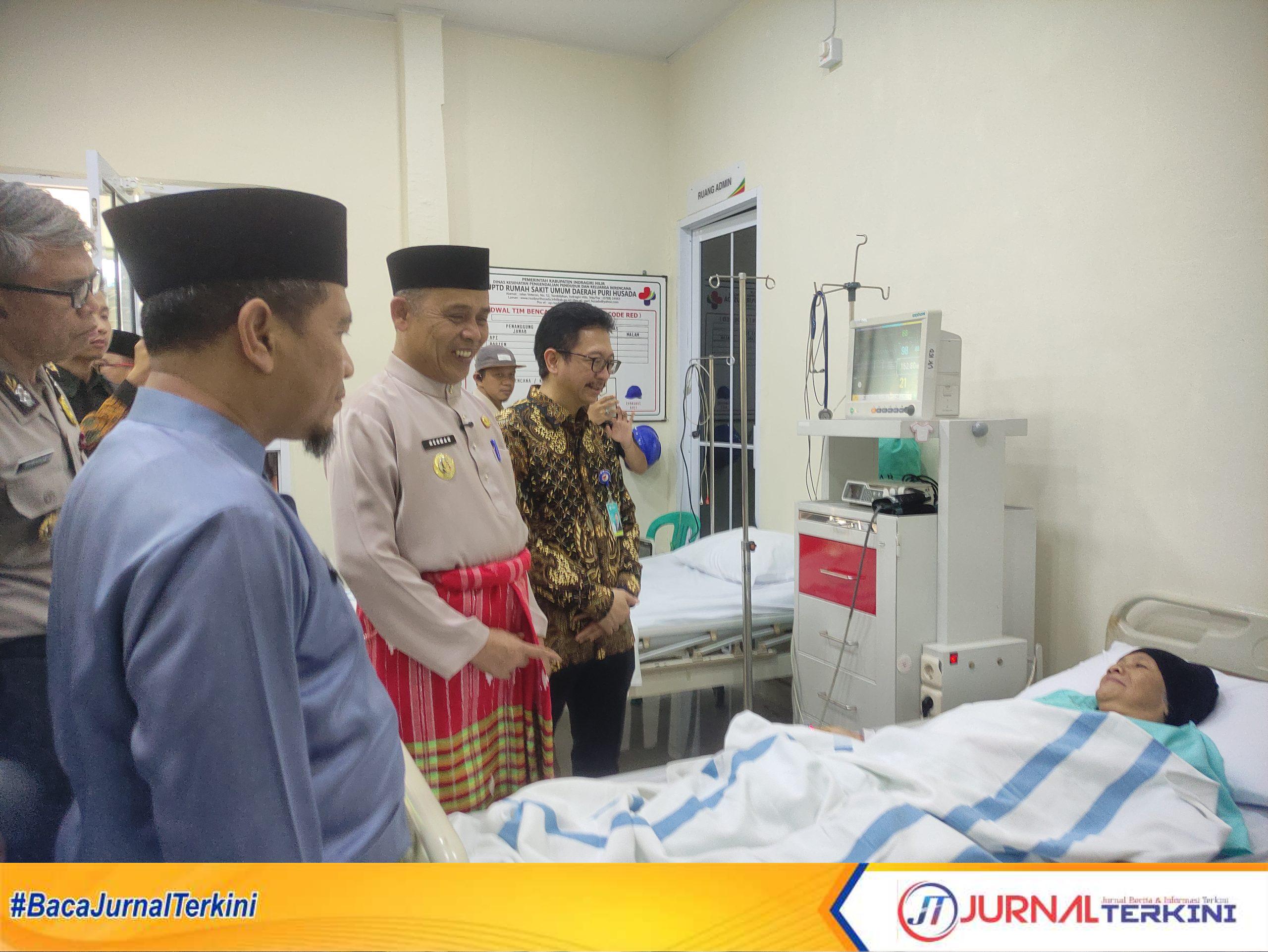 Ket Foto: bupati Inhil H Herman setelah meresmikan Cathlab mengunjungi salah satu pasien