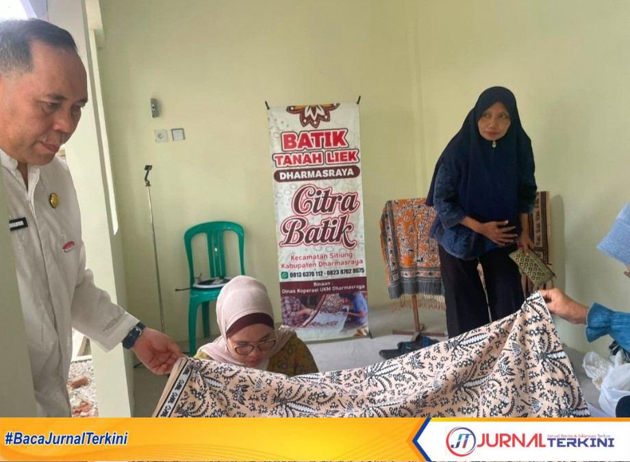 Vera, pemilik Citra Batik Dharmasraya (Dok. Adpim Sumbar)