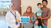 PT Timah Tbk menyalurkan bantuan biaya pengobatan bagi Santi Marliza (38), warga Kampung Bukit Merang, Kelurahan Meral Kota, Kecamatan Meral, Kabupaten Karimun, Kepulauan Riau, yang sedang berjuang menjalani perawatan penyakit jantung.