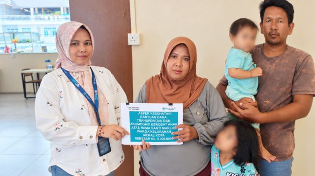 PT Timah Tbk menyalurkan bantuan biaya pengobatan bagi Santi Marliza (38), warga Kampung Bukit Merang, Kelurahan Meral Kota, Kecamatan Meral, Kabupaten Karimun, Kepulauan Riau, yang sedang berjuang menjalani perawatan penyakit jantung.
