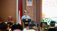 Bupati Karimun Iskandarsyah memberikan sambutan dalam acara syukuran HUT ke-27 Kabupaten Karimun di Gedung Nilam Sari, Kantor Bupati Karimun, Senin (12/10/2026). (foto: diskominfostaper karimun)
