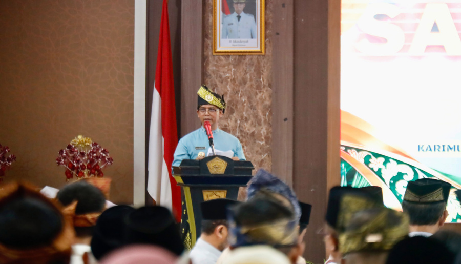 Bupati Karimun Iskandarsyah memberikan sambutan dalam acara syukuran HUT ke-27 Kabupaten Karimun di Gedung Nilam Sari, Kantor Bupati Karimun, Senin (12/10/2026). (foto: diskominfostaper karimun)