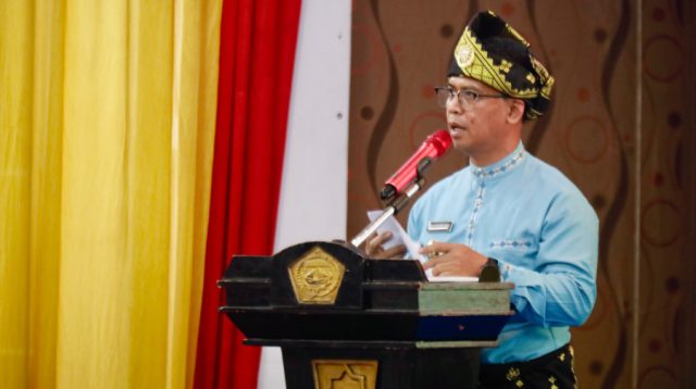 Bupati Karimun Iskandarsyah memberikan sambutan dalam acara syukuran HUT ke-27 Kabupaten Karimun di Gedung Nilam Sari, Kantor Bupati Karimun, Senin (12/10/2026). (foto: diskominfostaper karimun)