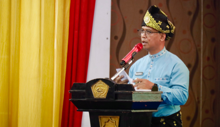 Bupati Karimun Iskandarsyah memberikan sambutan dalam acara syukuran HUT ke-27 Kabupaten Karimun di Gedung Nilam Sari, Kantor Bupati Karimun, Senin (12/10/2026). (foto: diskominfostaper karimun)