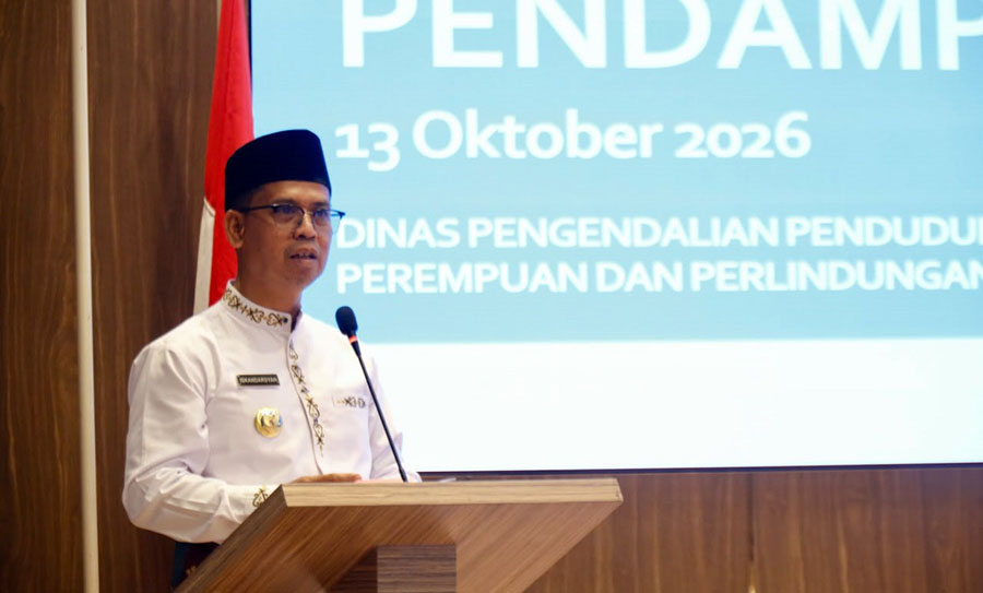 Bupati Karimun Iskandarsyah membuka Pelatihan Trauma Healing dan Pendampingan TPPO di Tanjung Balai Karimun, Selasa (13/10/2026). (foto: diskominfostaper karimun)