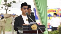 Bupati Karimun Iskandarsyah memimpin upacara Hari Santri Nasional di halaman Kantor Bupati Karimun, Kamis (22/10/2026). (foto: diskominfo)