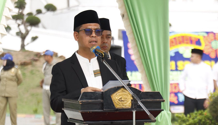 Bupati Karimun Iskandarsyah memimpin upacara Hari Santri Nasional di halaman Kantor Bupati Karimun, Kamis (22/10/2026). (foto: diskominfo)