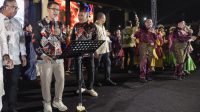 Bupati Karimun Iskandarsyah (2 kiri) dalam perhelatan Enjoy Karimun Event 2026 di Coastal Area, Tanjung Balai Karimun, Minggu (18/10/2026) malam. (Foto: Diskominfostaper Karimun)