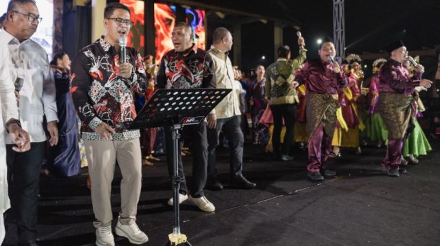 Bupati Karimun Iskandarsyah (2 kiri) dalam perhelatan Enjoy Karimun Event 2026 di Coastal Area, Tanjung Balai Karimun, Minggu (18/10/2026) malam. (Foto: Diskominfostaper Karimun)