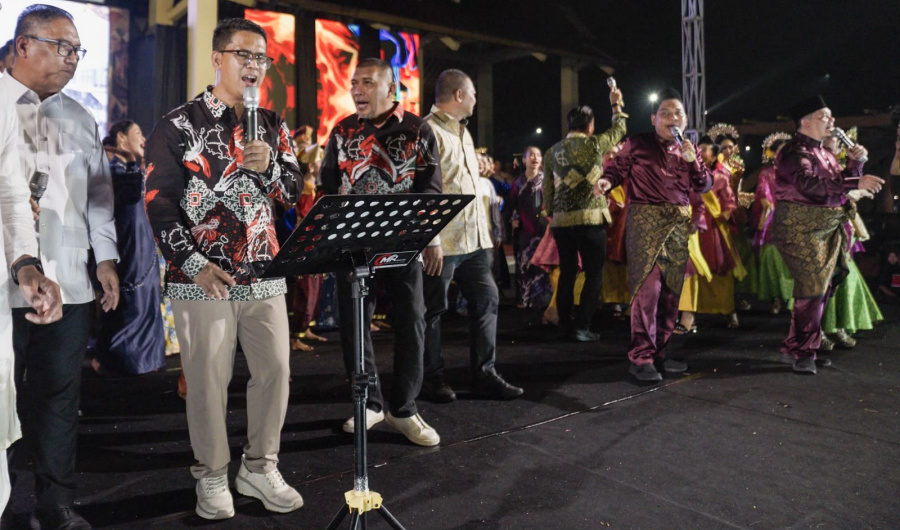 Bupati Karimun Iskandarsyah (2 kiri) dalam perhelatan Enjoy Karimun Event 2026 di Coastal Area, Tanjung Balai Karimun, Minggu (18/10/2026) malam. (Foto: Diskominfostaper Karimun)