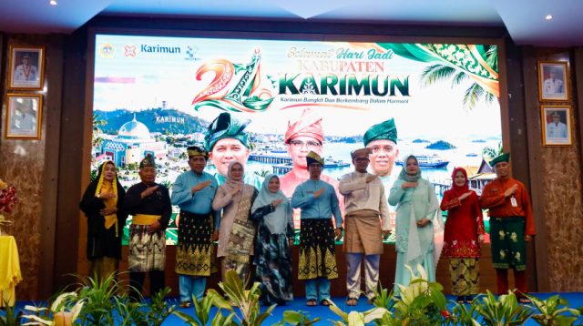 Bupati Karimun Iskandarsyah, Wakil Bupati Rocky Marciano Bawole, Ketua DPRD Raja Rafiza, Pj Sekda Karimun Sularno dan pengurus LAM Karimun berpose di sela syukuran HUT ke-27 Kabupaten Karimun di Gedung Nilam Sari, Kantor Bupati Karimun, Senin (12/10/2026). (foto: diskominfostaper karimun)