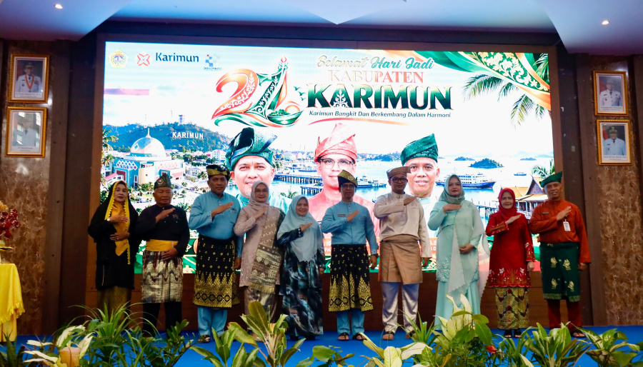 Bupati Karimun Iskandarsyah, Wakil Bupati Rocky Marciano Bawole, Ketua DPRD Raja Rafiza, Pj Sekda Karimun Sularno dan pengurus LAM Karimun berpose di sela syukuran HUT ke-27 Kabupaten Karimun di Gedung Nilam Sari, Kantor Bupati Karimun, Senin (12/10/2026). (foto: diskominfostaper karimun)
