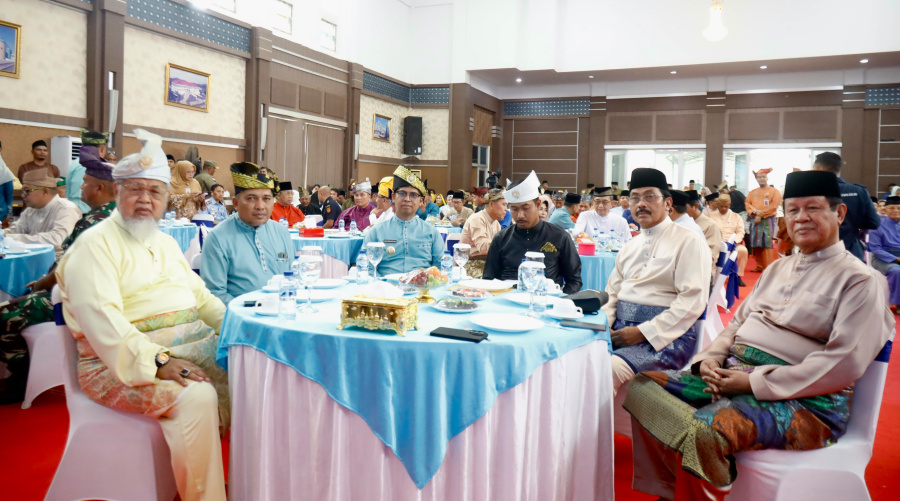 ki-ka: tokoh Karimun Huzrin Hood, Wakil Bupati Karimun Rocky Marciano Bawole, Bupati Karimun Iskandarsyah. (foto: diskominfostaper karimun)